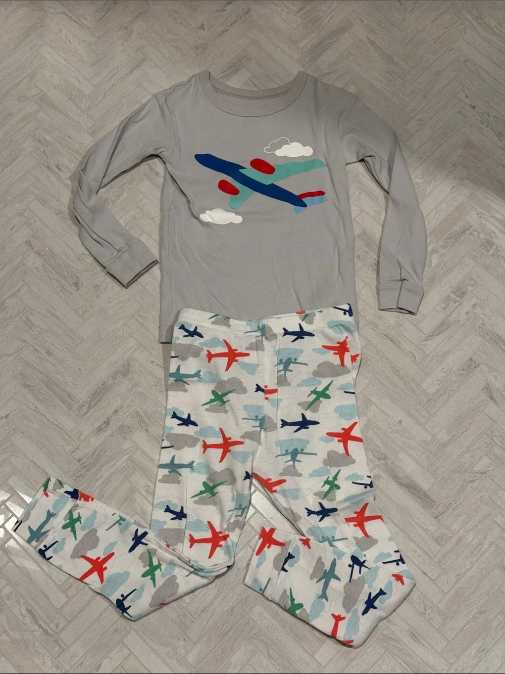 Gap Kids Airplane Print Pajama Set - Gray Top & Multi Plane Pants, size 4